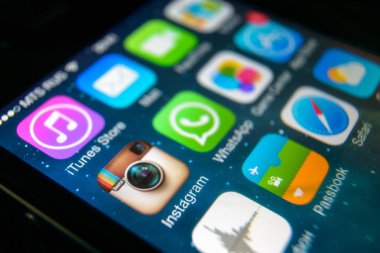 Iphone ekran yakın çekim Instagram simgesini