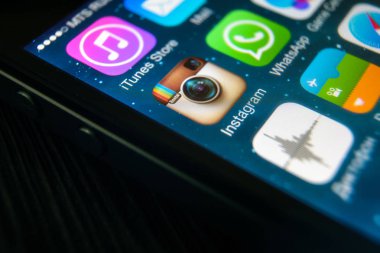 Iphone ekran yakın çekim Instagram simgesini