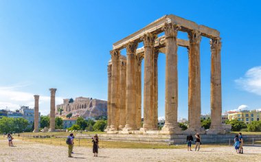 İnsanlar Atina, Yunanistan Olympian Zeus Tapınağı ziyaret edin.