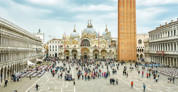 Piazza San Marco nebo náměstí svatého Marka v Benátkách, Itálie — Stock fotografie