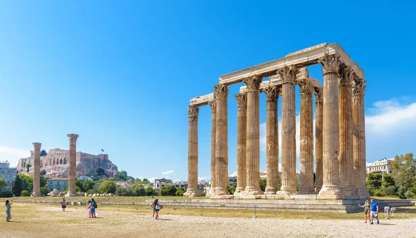 人们参观希腊雅典的奥林匹亚宙斯神庙 — 图库照片