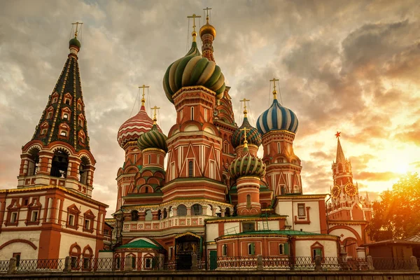 Καθεδρικός Ναός του Αγίου Βασιλείου και το Κρεμλίνο της Μόσχας, στο ηλιοβασίλεμα, τη Ρωσία — Φωτογραφία Αρχείου