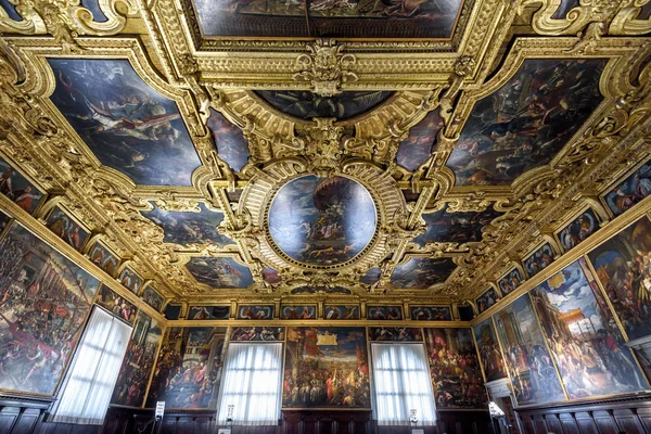 Uvnitř zdobené Dóžecí palác nebo Palazzo Ducale v Benátkách — Stock fotografie