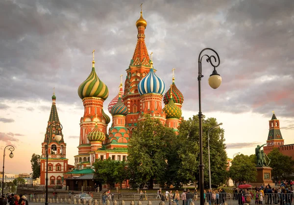 St Basil`s Cathedral on Red Square at sunset in Moscow, Russia — Stock Photo, Image