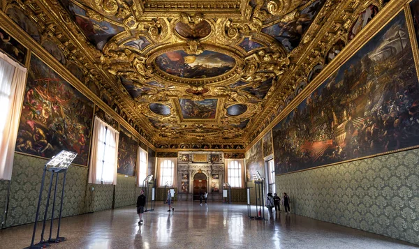 Uvnitř zdobené Dóžecí palác nebo Palazzo Ducale v Benátkách — Stock fotografie