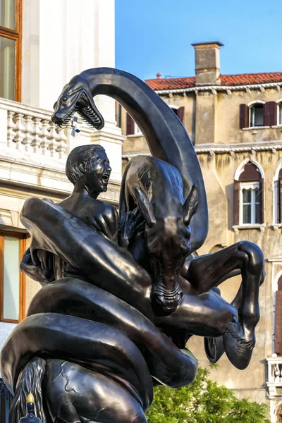Skulptur av Damien Hirst utanför den Palazzo Grassi i Venedig, — Stockfoto