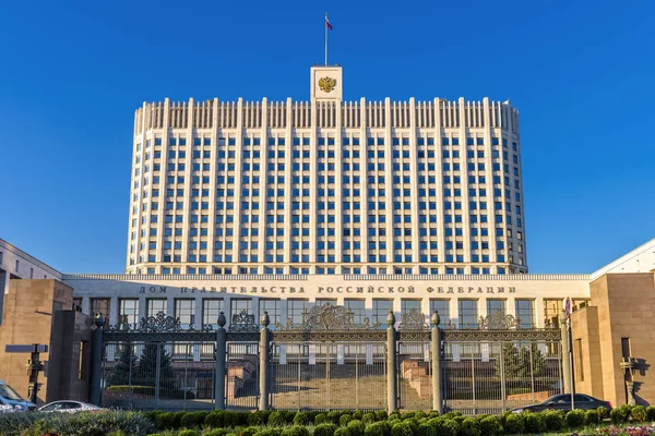 Haus der Regierung der Russischen Föderation (es ist auf faca geschrieben — Stockfoto