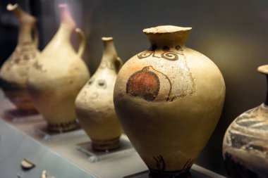 Atina, Yunanistan Ulusal Arkeoloji Müzesi 'nde seramik amphoralar, tencere ve sürahi