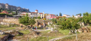 Akropol 'e bakan Hadrian Kütüphanesi ve Plaka bölgesinde güzel evler, Atina, Yunanistan