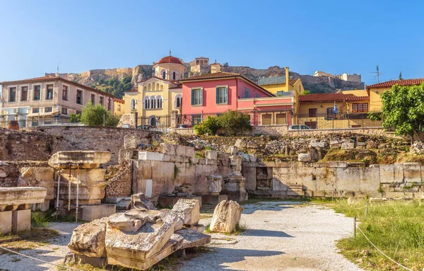 Akropol 'e bakan Hadrian Kütüphanesi ve eski Plaka bölgesinde güzel evler, Atina, Yunanistan