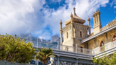 Kırım - 20 Mayıs 2016: Vorontsov Sarayı, Alupka, Kırım. Kırım 'ın ünlü bir simgesidir. Eski Vorontsov Sarayı 'nın manzarası Ai-Petri Dağı' na bakıyor..