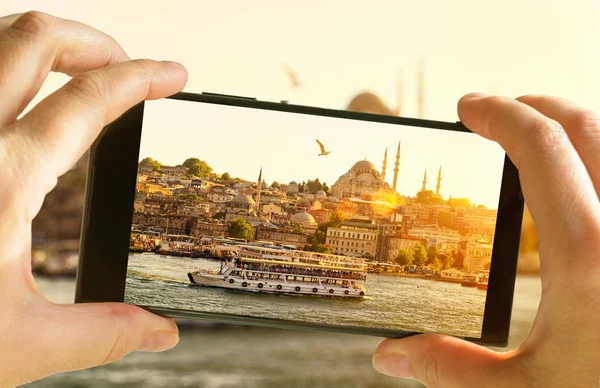 Istanboel bij zonsondergang, Turkije. Het nemen van een foto van Golden Horn by Cell — Stockfoto