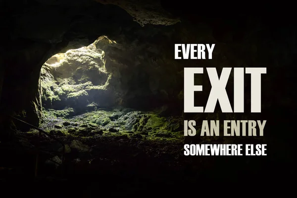 Вдохновляющая цитата успеха на фоне темной пещеры — стоковое фото