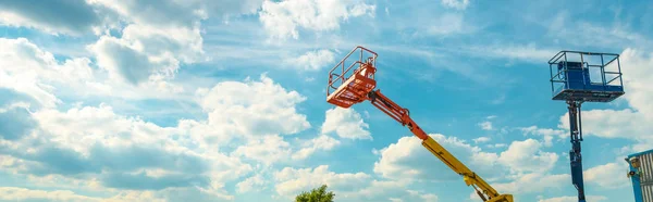 Raccoglitori di ciliegie su sfondo cielo blu — Foto Stock