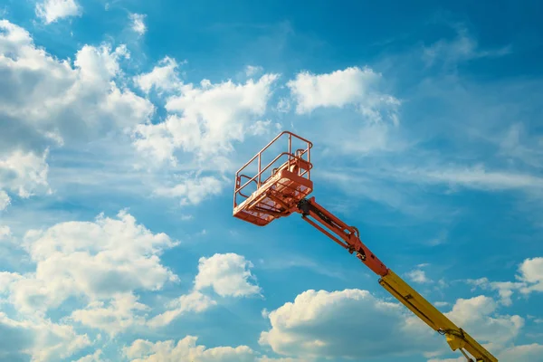 Cherry picker sullo sfondo del cielo blu — Foto Stock