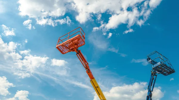 Recolectores de cereza sobre fondo de cielo azul — Foto de Stock