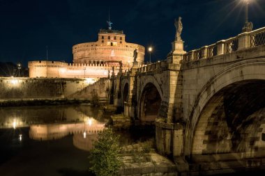 Castel ve Ponte Sant'Angelo gece, Roma, İtalya