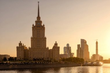 Moskova Stalin gökdelen Hotel Ukrayna gün batımında, Rusya