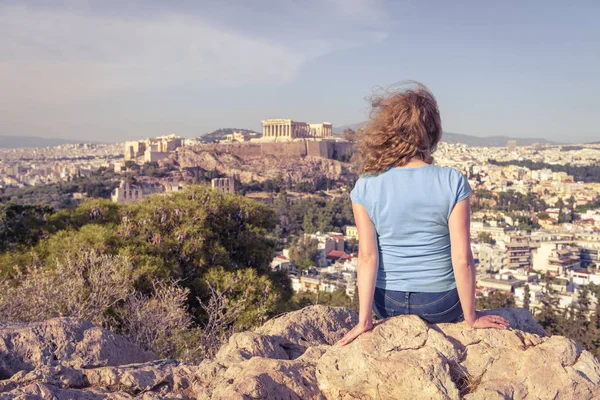 Young woman looks at cityscape of Athens from above, Greece — Stockfoto