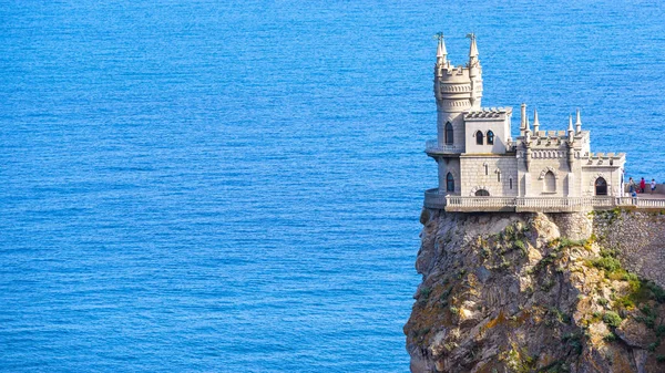 Karadeniz 'deki Kırlangıç Yuvası Şatosu, Kırım. Kırım 'ın ünlü bir simgesidir. Mavi su arka planında Swallow 's Nest' in panoramik görüntüsü. Kırım 'ın güney kıyılarının manzarası.