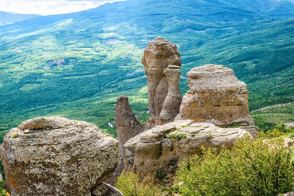 Paesaggio con pietre della Valle dei Fantasmi sul monte Demerdji — Foto Stock