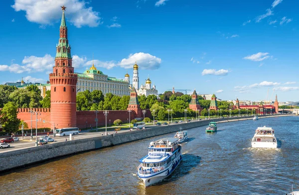 Turist gemileri Moskova Kremlin, Rusya'ya yelken — Stok fotoğraf