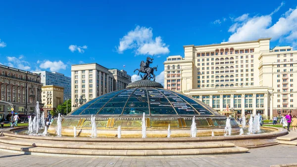 Панорама Манежной площади в центре Москвы, Россия — стоковое фото