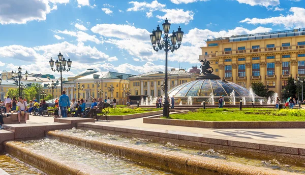 Panoráma a Manezhnaya térre, szökőkutakkal Moszkvában, Oroszországban — Stock Fotó