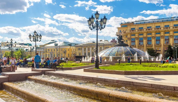 Panorama dari Manezhnaya Square dengan air mancur di Moskow, Rusia — Stok Foto