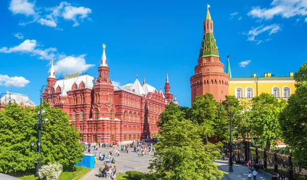 Panorama Manezhnaja Square moskevským Kremlem v létě Russi — Stock fotografie