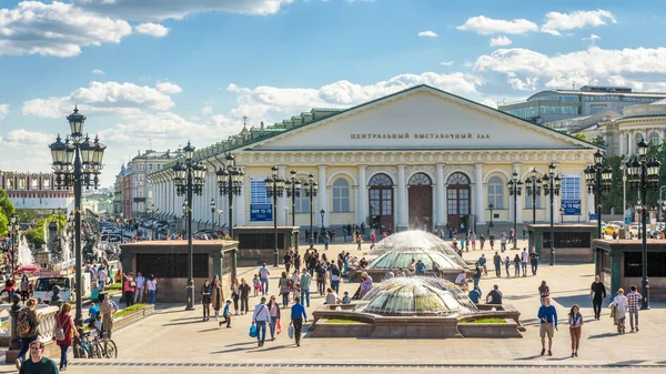 Manezžnaja nebo Manege s krásnými fontánami v Moskvě, — Stock fotografie