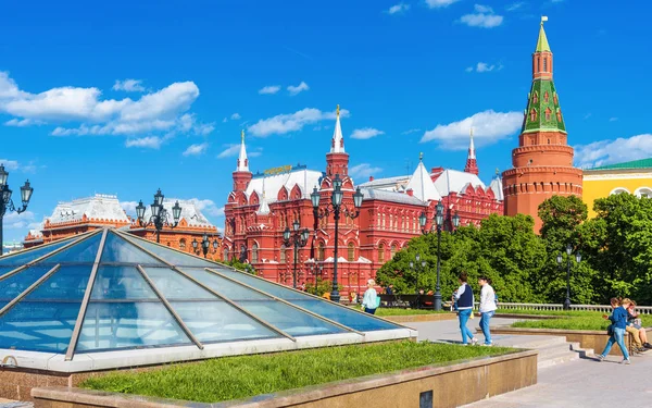 Panorama da Praça Manezhnaya pelo antigo Kremlin de Moscou, Rússia — Fotografia de Stock