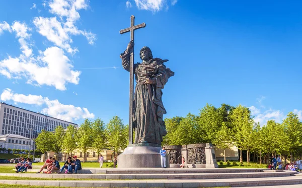 Monument till Holy Prince Vladimir den stora nära Moskva Kreml — Stockfoto