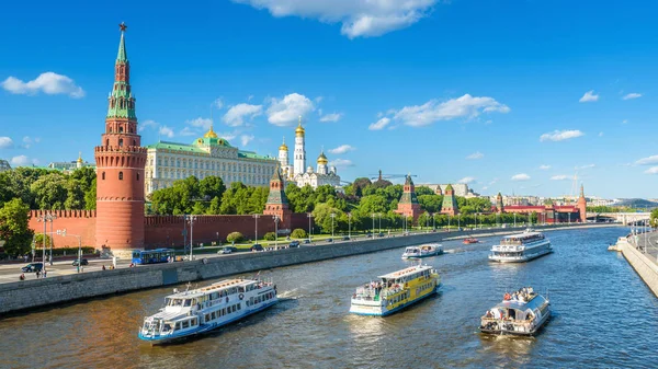 Turist gemileri Moskova Kremlin, Rusya'ya yelken — Stok fotoğraf