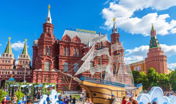 Decorazioni festive su Piazza Manezhnaya dal Cremlino di Mosca in su — Foto Stock