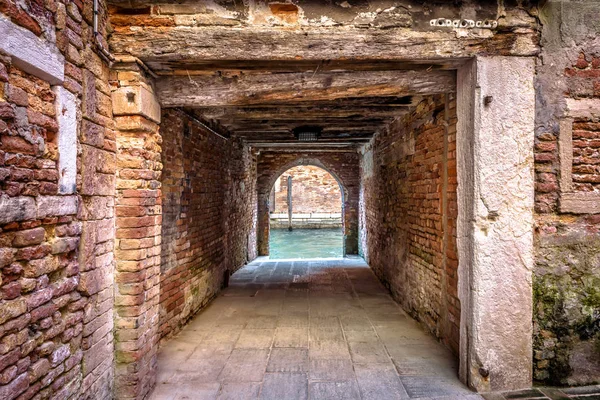 Exit to the water canal from courtyard, Venice, Italy — Stock Photo, Image