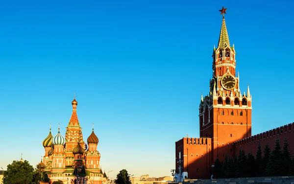 Moskou Kremlin en St Basil kathedraal op het Rode plein bij zonsondergang — Stockfoto