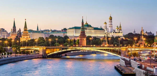 Güneş 'te eski Moskova Kremlin ve Bolshoy Kamenny Köprüsü Panoraması — Stok fotoğraf