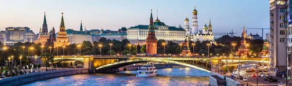Yaz aylarında Moskova şehir merkezinin panoramik manzarası
