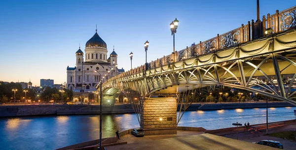 Catedral de Cristo Salvador e ponte Patriarshy à noite , — Fotografia de Stock