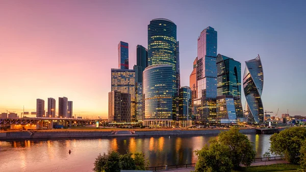 Panorama von Moskau mit Wolkenkratzern von Moskau-Stadt bei Sonnenuntergang, ru — Stockfoto