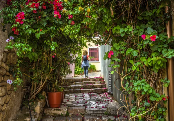 Krásná úzká ulice s květinami v okrese Plaka, Athény, — Stock fotografie