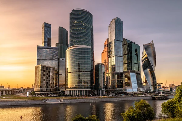 Wolkenkratzer in Moskau bei Sonnenuntergang, Russland — Stockfoto