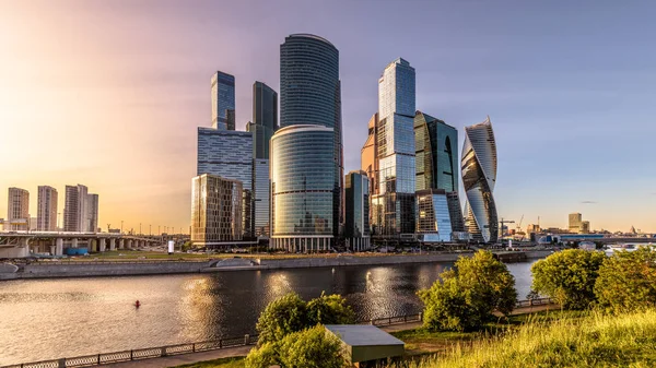 Wolkenkratzer in Moskau bei Sonnenuntergang, Russland — Stockfoto