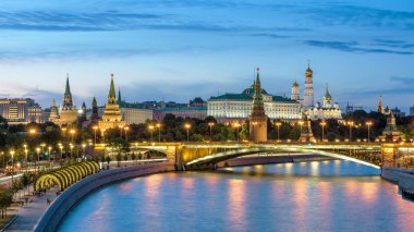 Moskova Kremlin ve gece Moskva Nehri üzerinde köprü, Rusya