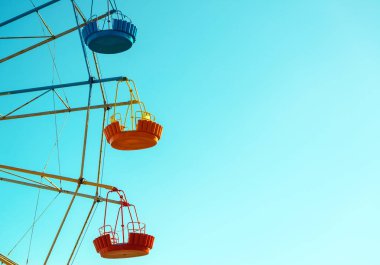 Polis ile mavi gökyüzü arka plan üzerinde dönme dolap kabin yakın çekim