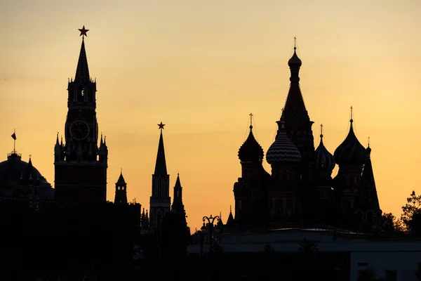 莫斯科克里姆林宫和圣巴西尔大教堂在夜间，俄罗斯 — 图库照片