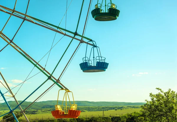 Riesenradkabinen in Nahaufnahme vor blauem Himmel — Stockfoto