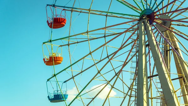 Чортове колесо з барвистими каютах на синьому тлі неба — стокове фото