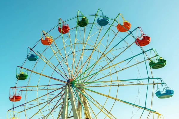 Noria sobre el fondo azul del cielo —  Fotos de Stock